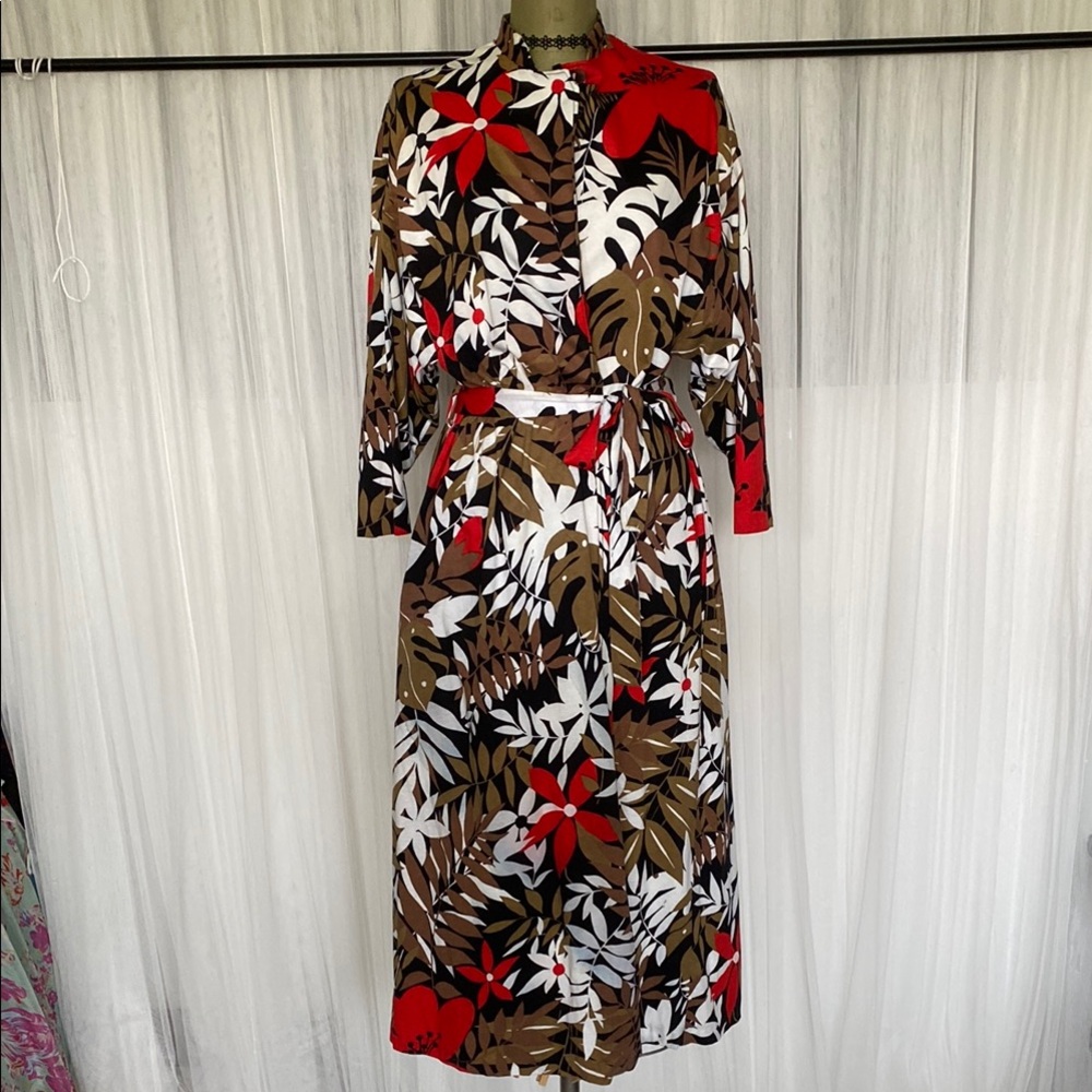 REDUCED!! Vintage 70’s Tropical Floral Print 3/4 Sleeves Robe